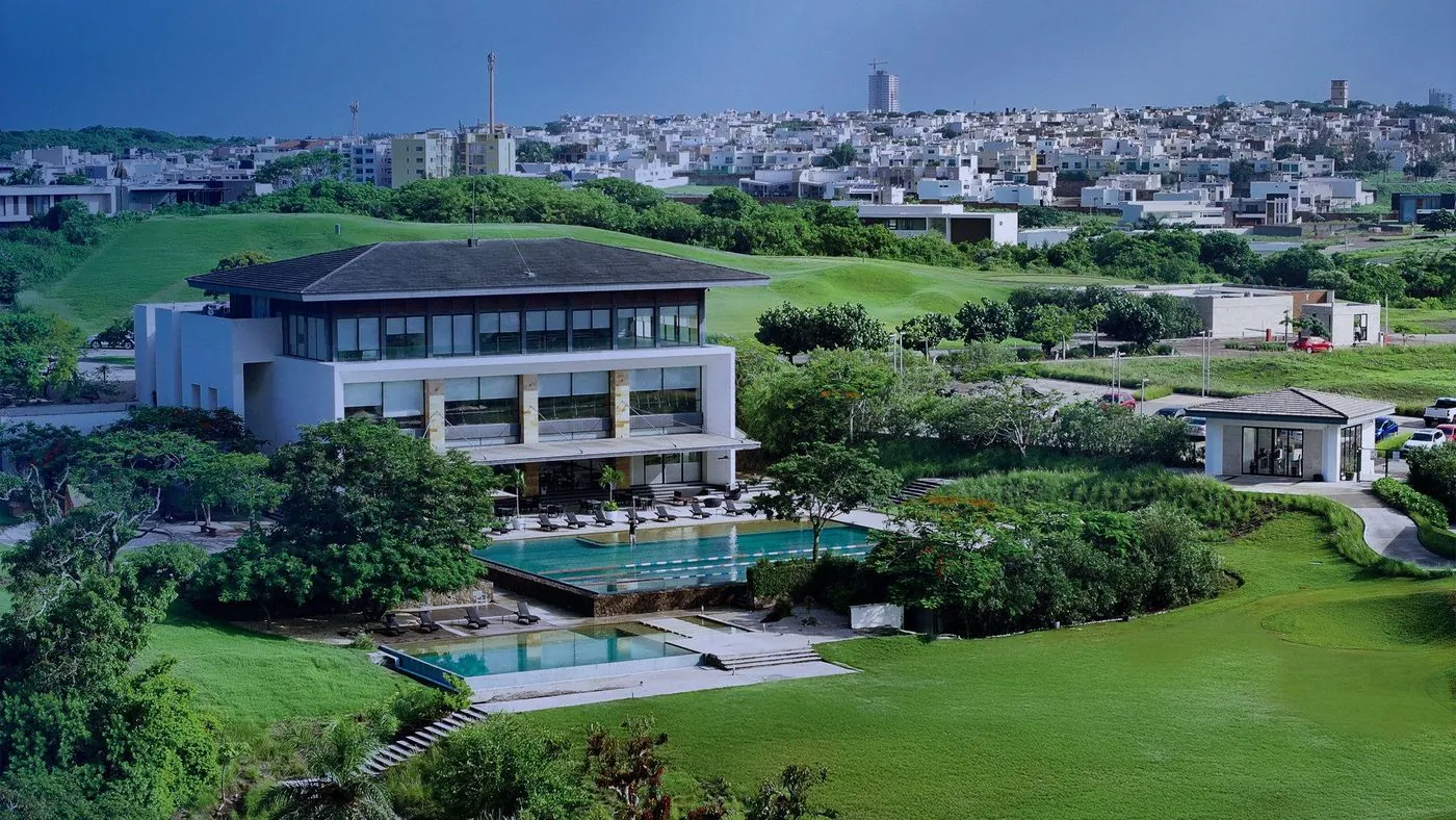 Casa club de Punta Tiburón con alberca y vista al desarrollo de AGCA