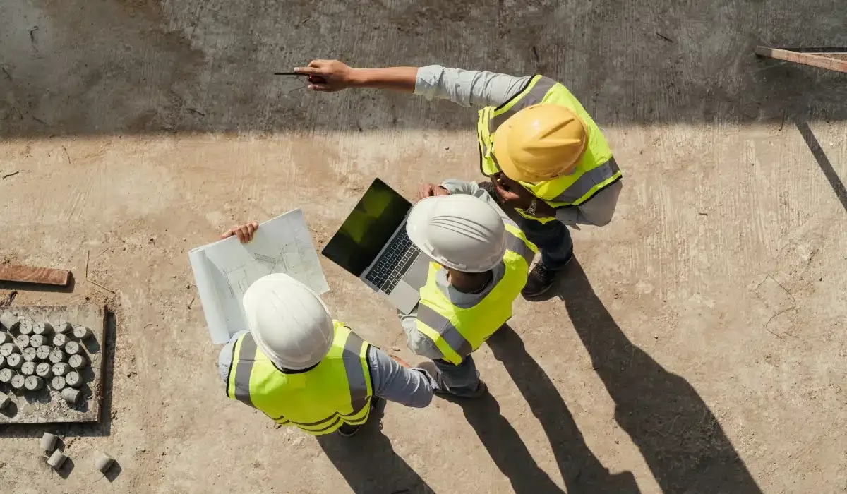 Equipo técnico de Ingeniería Perico revisando planos en obra