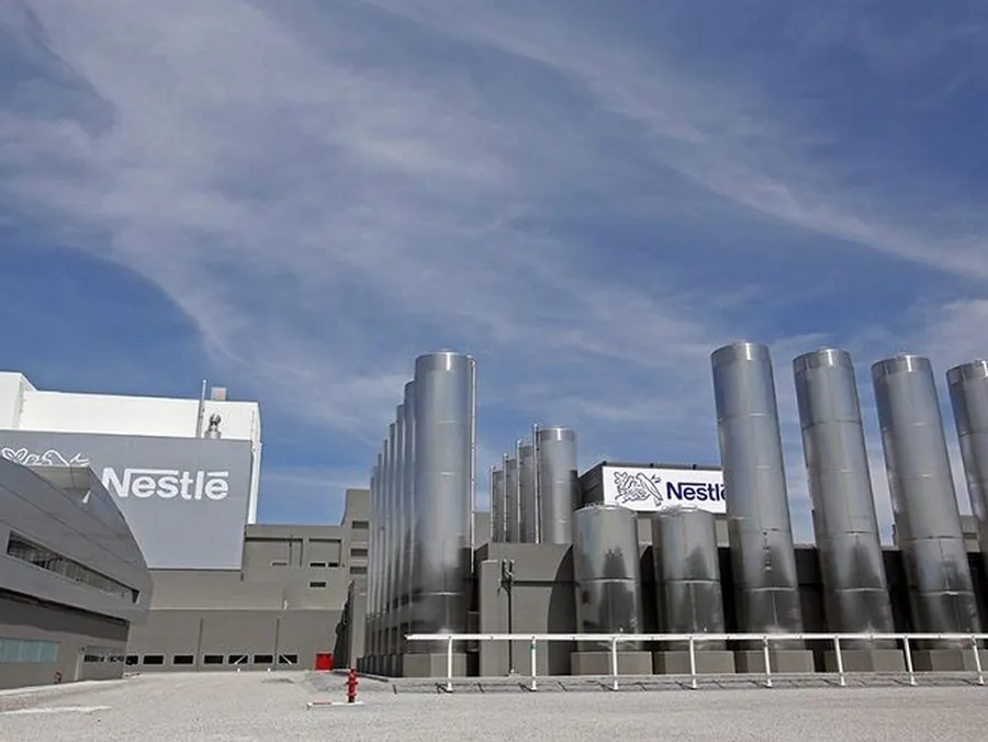 Planta industrial de Nestlé México con silos de acero inoxidable