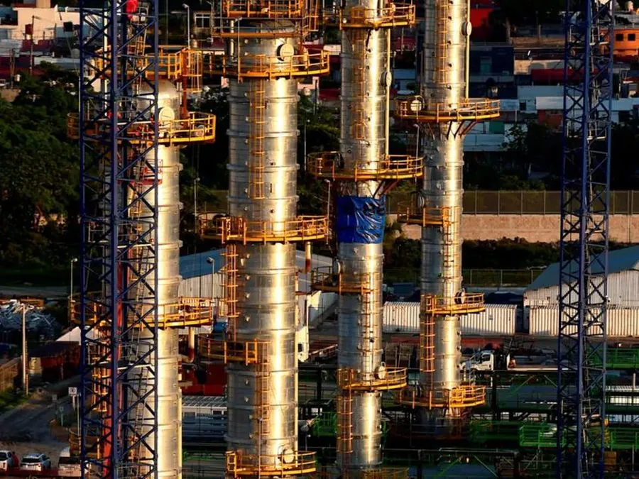 Vista aérea de las torres de destilación de la Refinería Olmeca al atardecer